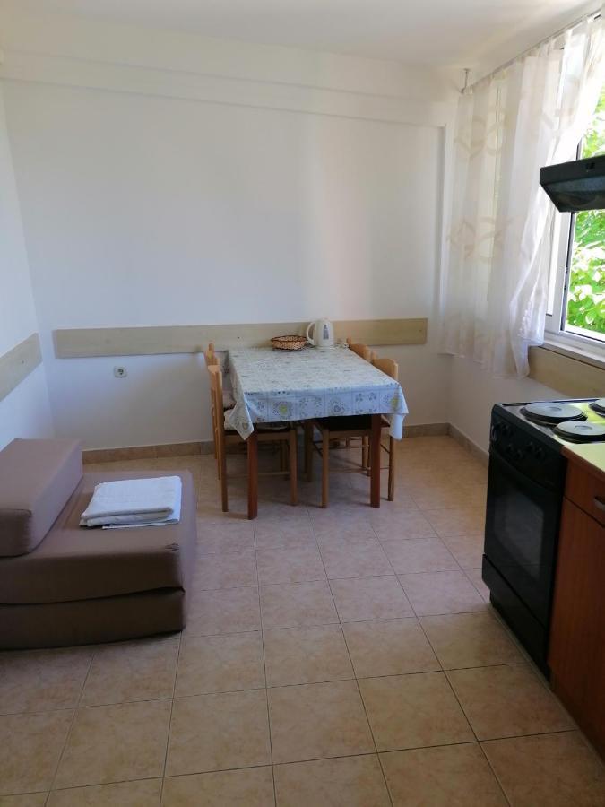 Apartments And Rooms Tomas Podstrana Exterior foto