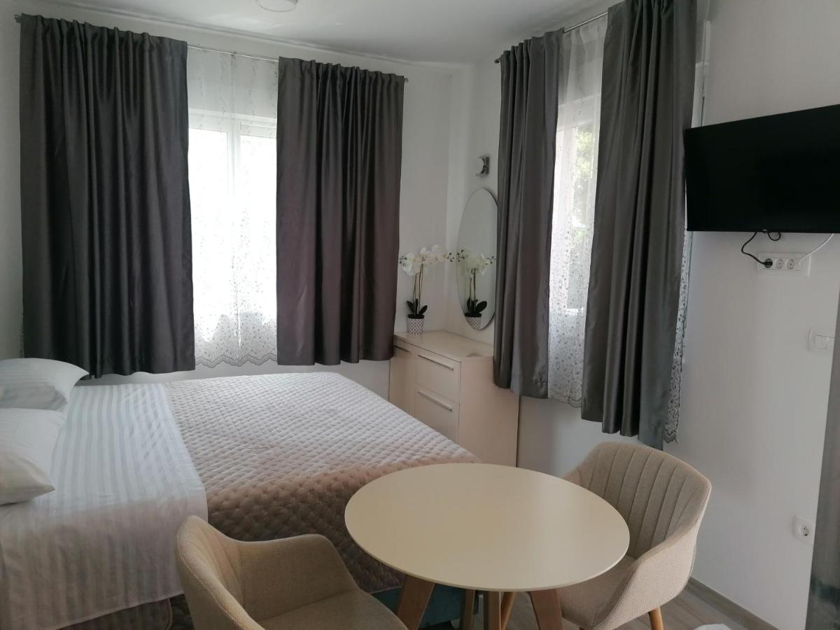 Apartments And Rooms Tomas Podstrana Exterior foto