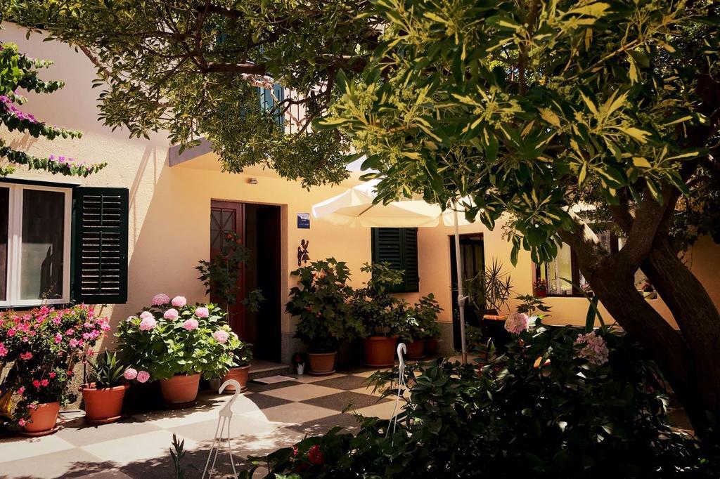 Apartments And Rooms Tomas Podstrana Exterior foto